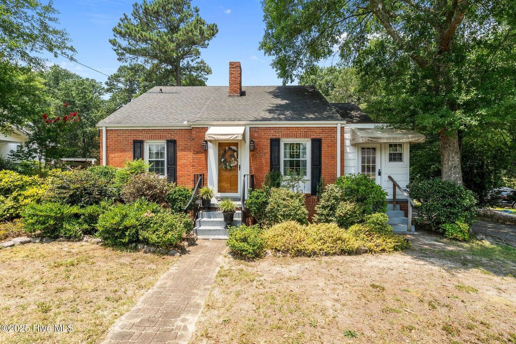 Photo of 805 N Chestnut Street, Aberdeen, NC 28315 (MLS # 100517033)