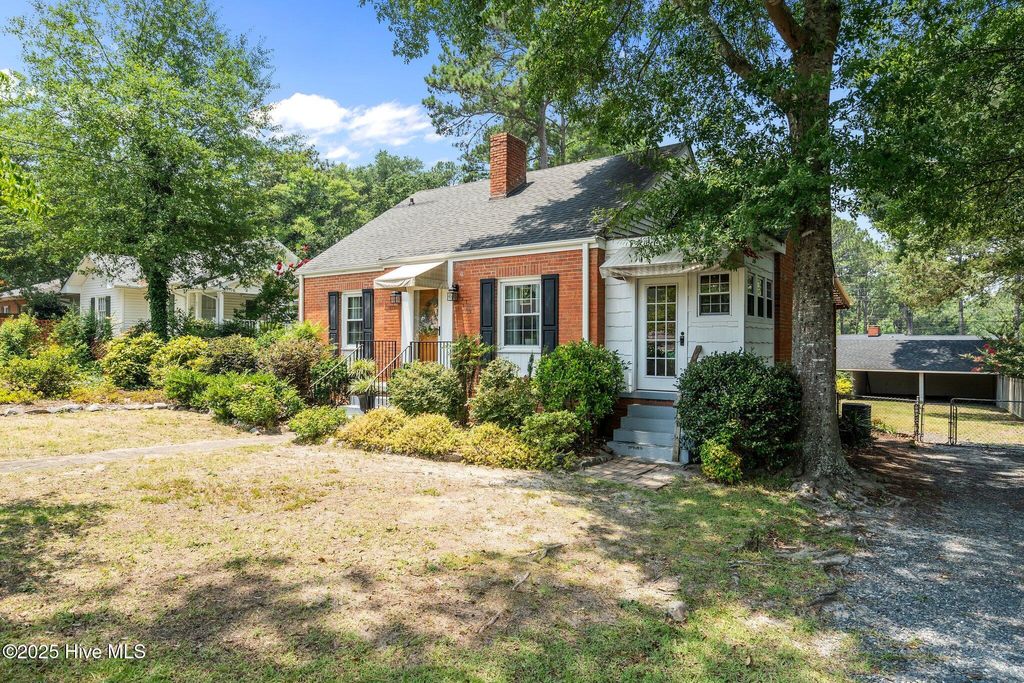 Photo of 805 N Chestnut Street, Aberdeen, NC 28315 (MLS # 100517033)
