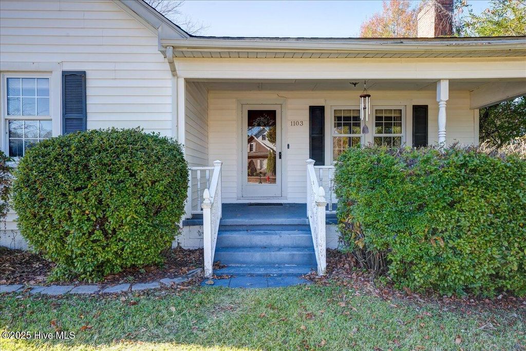 Photo of 1103 Oakdale Avenue, New Bern, NC 28562 (MLS # 100543034)