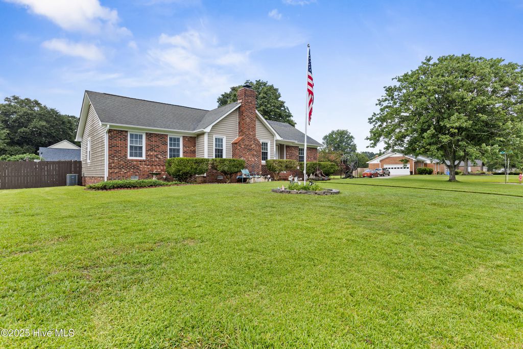 Photo of 105 University Drive, Jacksonville, NC 28546 (MLS # 100520902)
