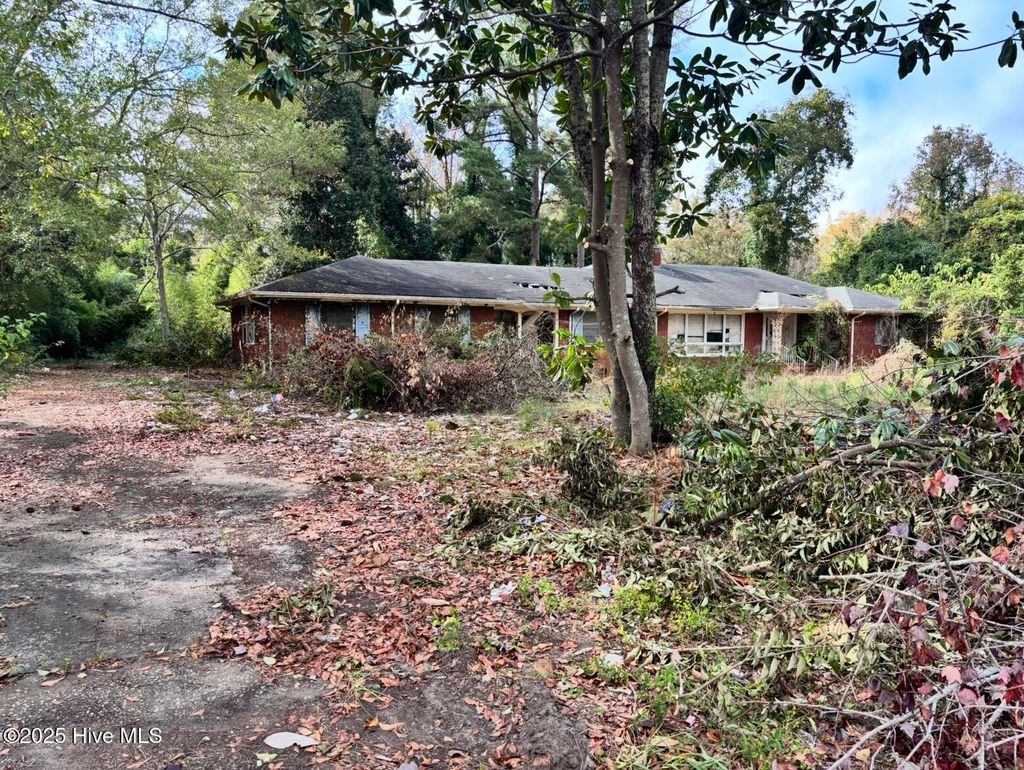 Photo of 707 Aberdeen Road, Laurinburg, NC 28352 (MLS # 100538087)