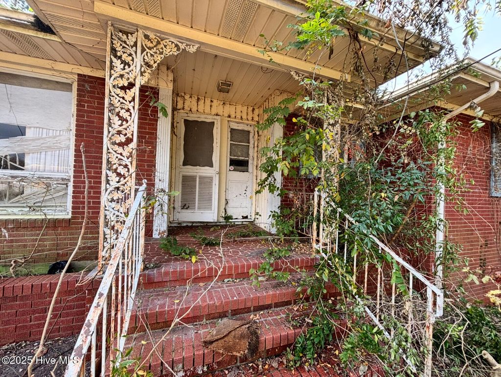 Photo of 707 Aberdeen Road, Laurinburg, NC 28352 (MLS # 100538087)