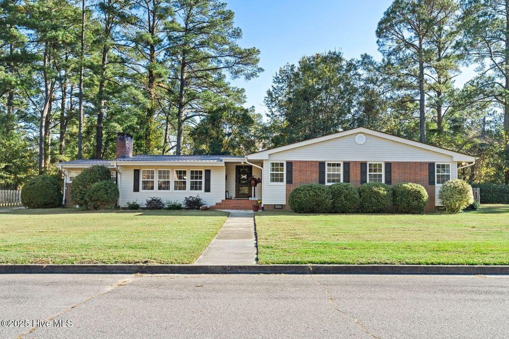Photo of 502 E Cavenaugh Street, Wallace, NC 28466 (MLS # 100540004)