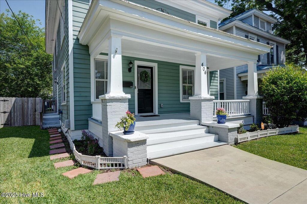 Photo of 404 Avenue B, New Bern, NC 28560 (MLS # 100512887)