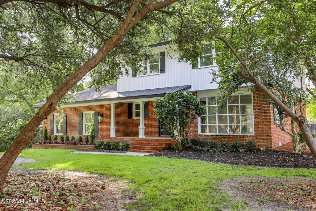 Photo of 214 Shoreline Drive, New Bern, NC 28562 (MLS # 100516399)