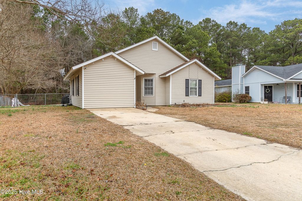 Photo of 117 Hunting Green Drive, Jacksonville, NC 28546 (MLS # 100542138)