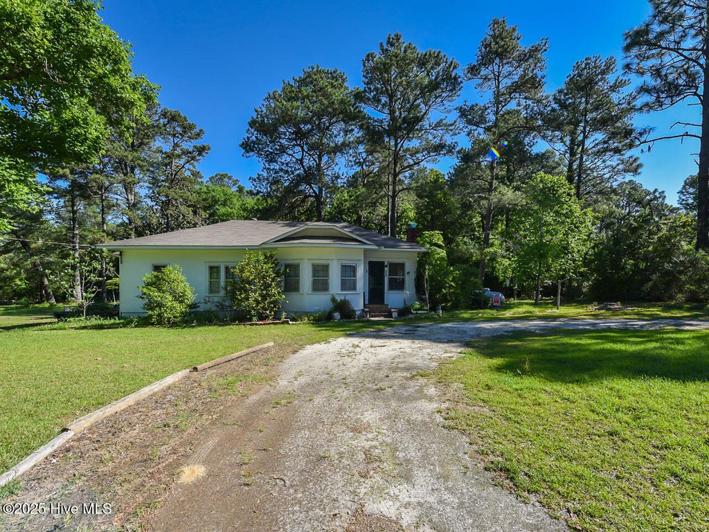 Photo of 224 Foxfire Road, Aberdeen, NC 28315 (MLS # 100536197)