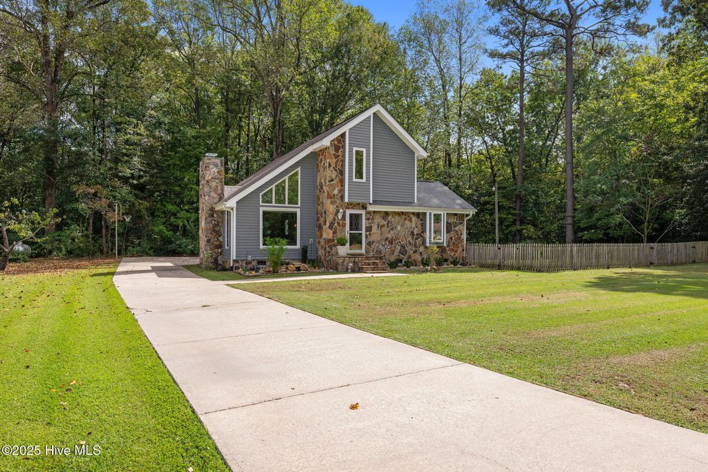 Photo of 102 Spring Ridge Court, New Bern, NC 28562 (MLS # 100535645)