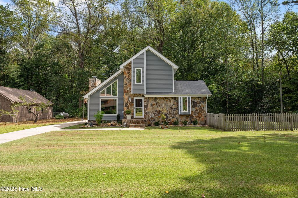 Photo of 102 Spring Ridge Court, New Bern, NC 28562 (MLS # 100535645)