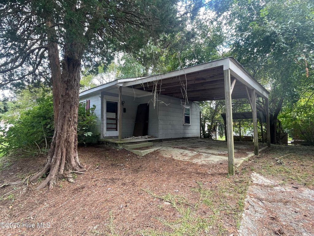 Photo of 409 Oak Street, Williamston, NC 27892 (MLS # 100536978)