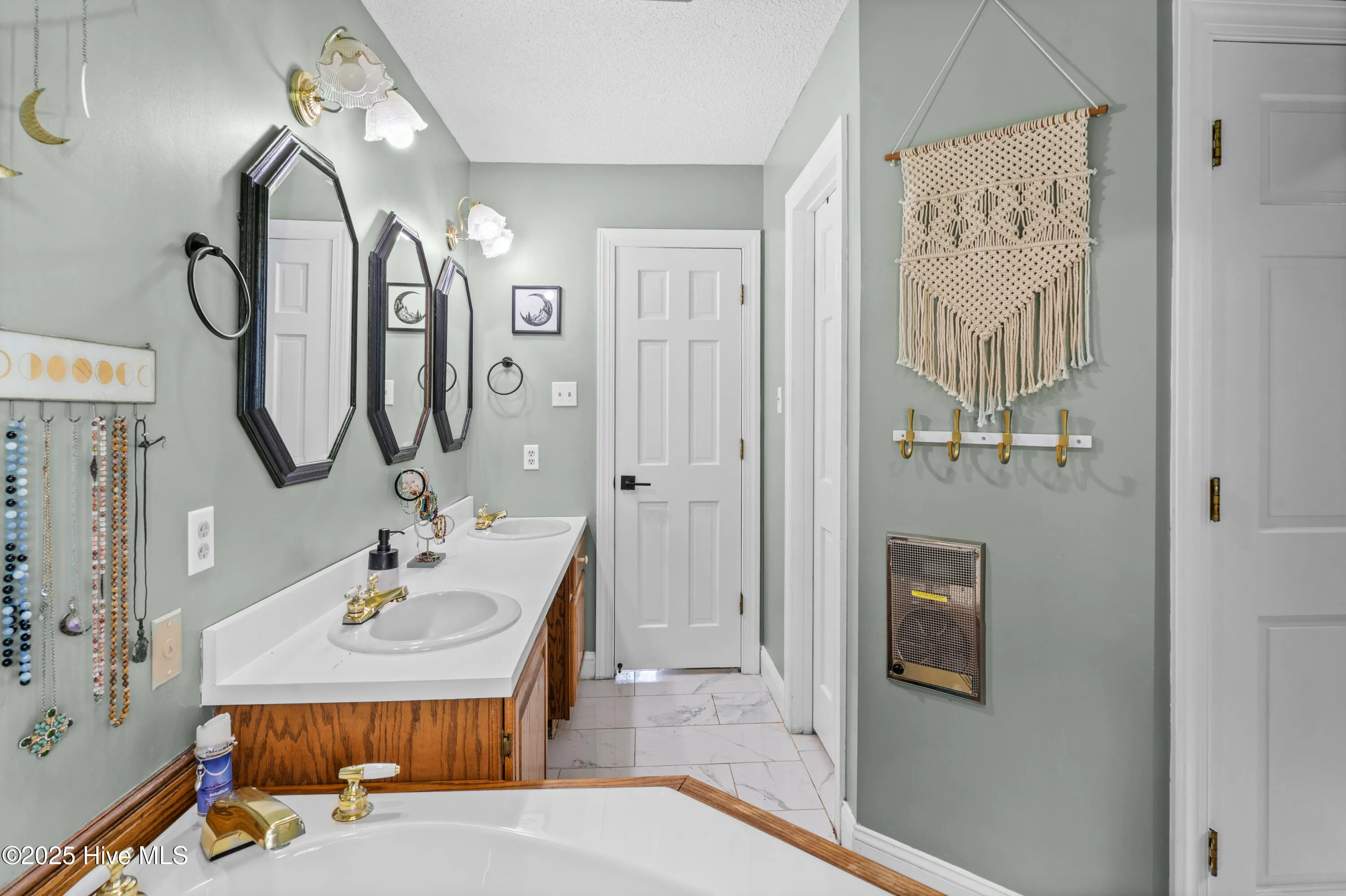 Jacksonville, North Carolina 28546, United States, 3 Bedrooms Bedrooms, ,3 BathroomsBathrooms,Residential,Pending,205630