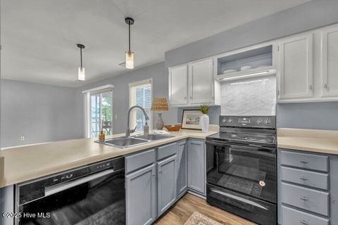 Tiny photo for 2720 S 17th Street S #Apt D, Wilmington, NC 28412 (MLS # 100535048)
