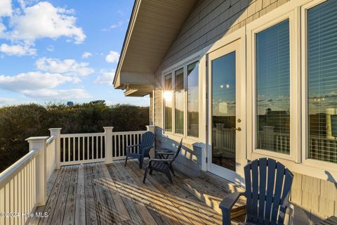 A home in Pine Knoll Shores