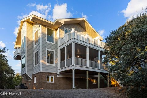 A home in Pine Knoll Shores