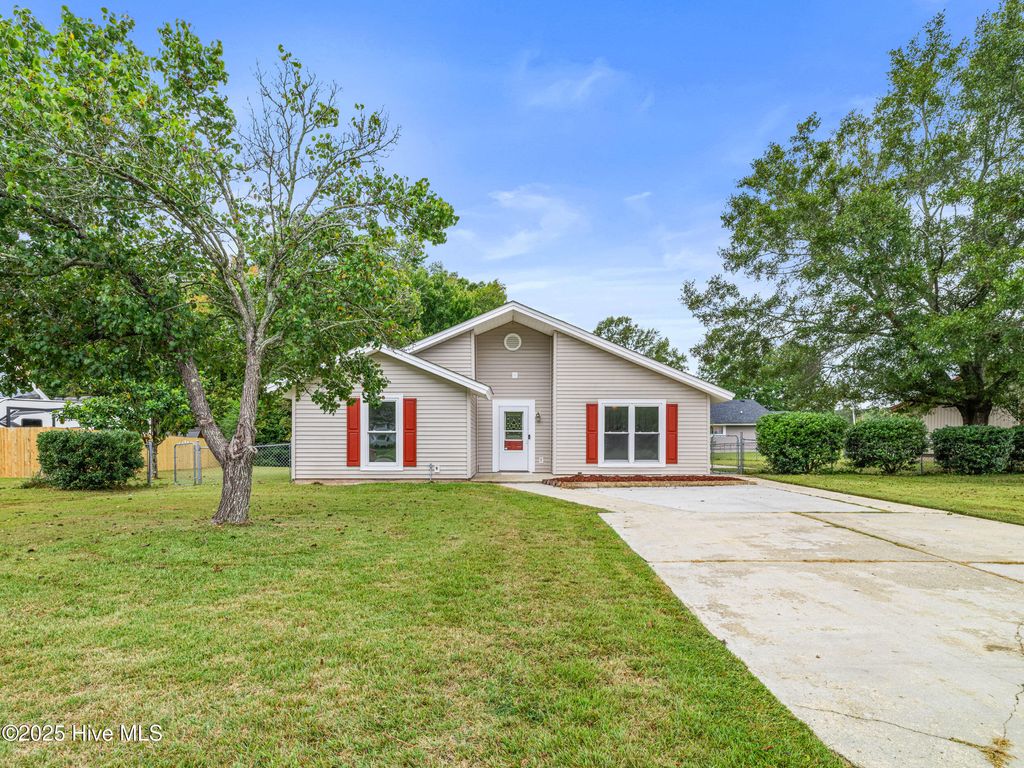 Photo of 302 S Willow Lane, Jacksonville, NC 28546 (MLS # 100533620)