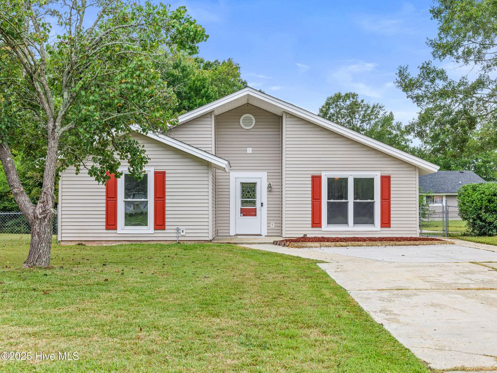 Photo of 302 S Willow Lane, Jacksonville, NC 28546 (MLS # 100533620)