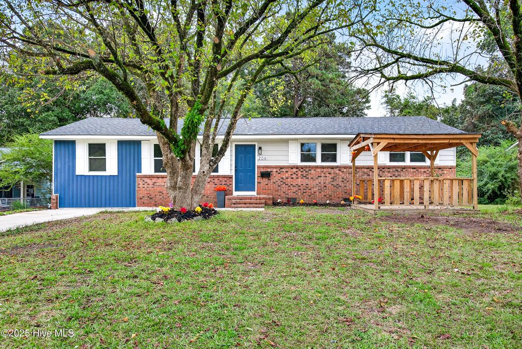 Photo of 206 Regalwood Drive, Jacksonville, NC 28546 (MLS # 100533415)