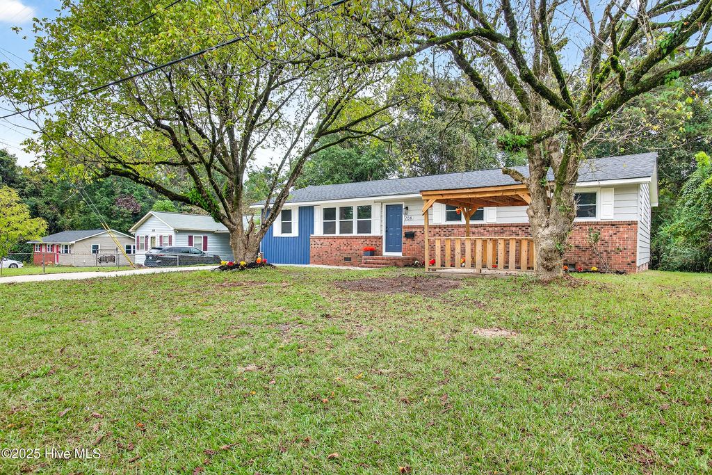 Photo of 206 Regalwood Drive, Jacksonville, NC 28546 (MLS # 100533415)