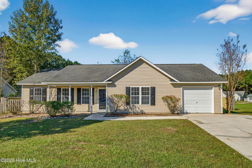 Photo of 204 Larchmont Court, Burgaw, NC 28425 (MLS # 100537514)