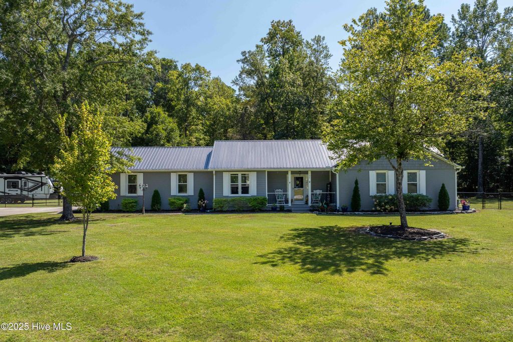 Photo of 102 Ridgewood Trail, New Bern, NC 28560 (MLS # 100531859)