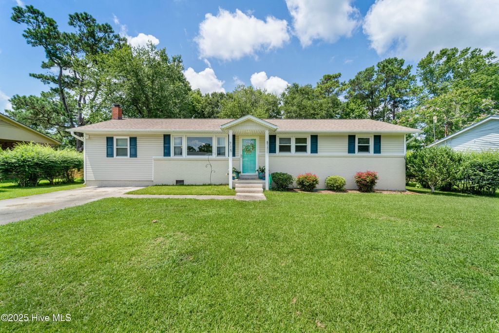 Photo of 715 W Phillips Drive, Swansboro, NC 28584 (MLS # 100521614)