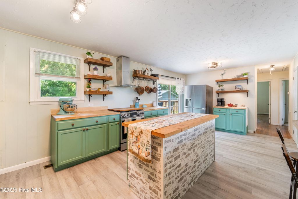 Photo of 715 W Phillips Drive, Swansboro, NC 28584 (MLS # 100521614)