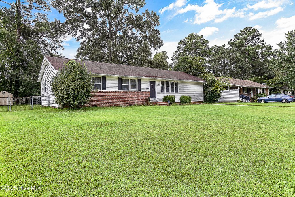 Photo of 814 Edgewood Drive, Jacksonville, NC 28540 (MLS # 100527421)