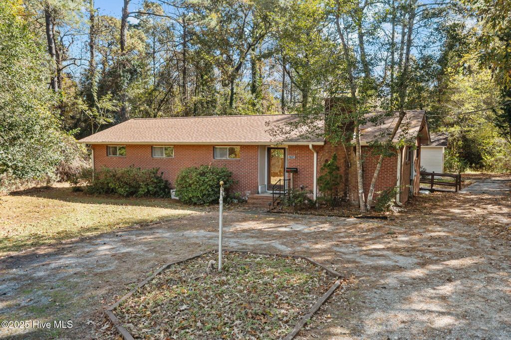 Photo of 1008 Sand Ridge Road, Hubert, NC 28539 (MLS # 100540448)