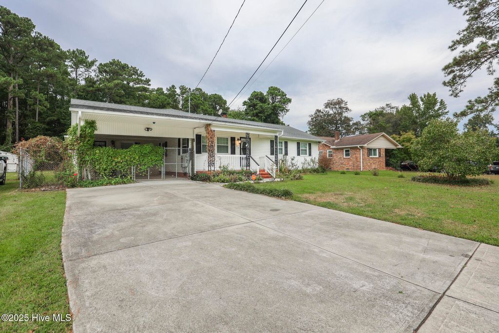 Photo of 137 Cardinal Road, Jacksonville, NC 28546 (MLS # 100531617)