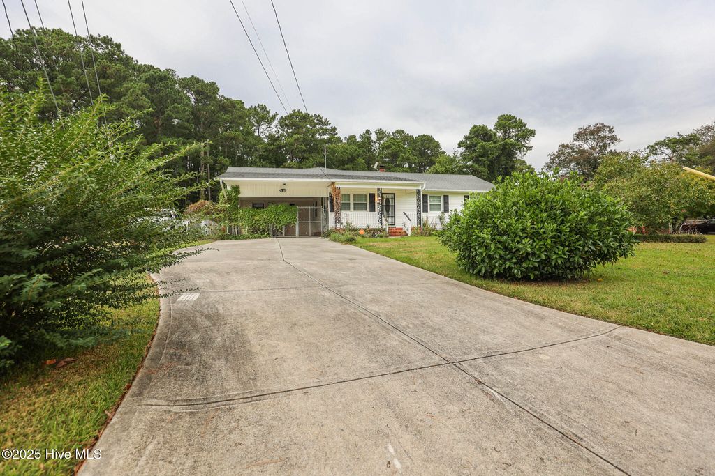 Photo of 137 Cardinal Road, Jacksonville, NC 28546 (MLS # 100531617)