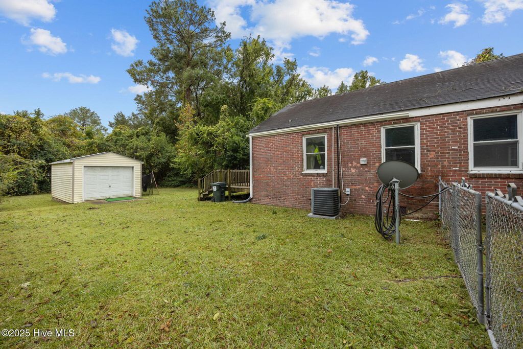 Photo of 1607 Oakwood Avenue, New Bern, NC 28562 (MLS # 100536356)