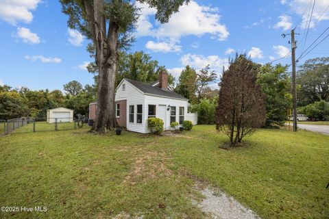 Photo of 1607 Oakwood Avenue, New Bern, NC 28560 (MLS # 100536356) Photo of 1607 Oakwood Avenue, New Bern, NC 28560 (MLS # 100536356)