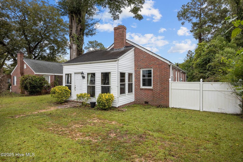 Photo of 1607 Oakwood Avenue, New Bern, NC 28562 (MLS # 100536356)