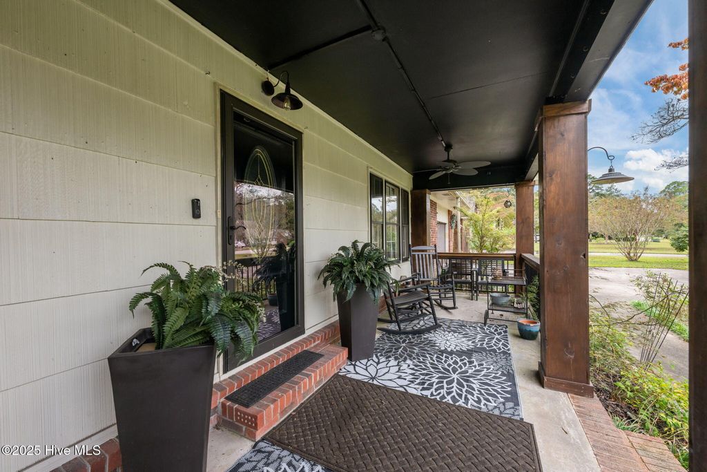 Photo of 211 Rockledge Road, New Bern, NC 28562 (MLS # 100535517)