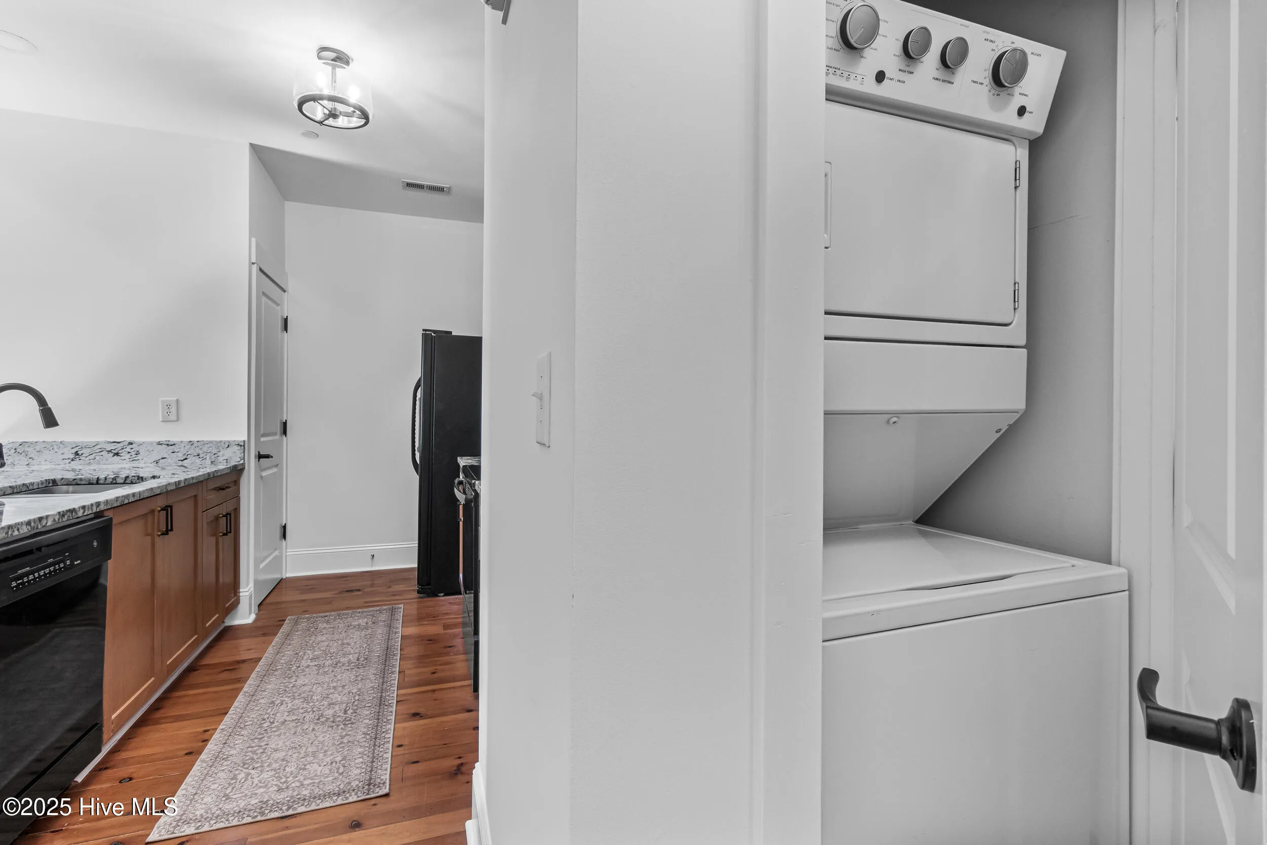 Wilmington, North Carolina 28401, United States, 1 Bedroom Bedrooms, ,2 BathroomsBathrooms,Residential,Active,206095