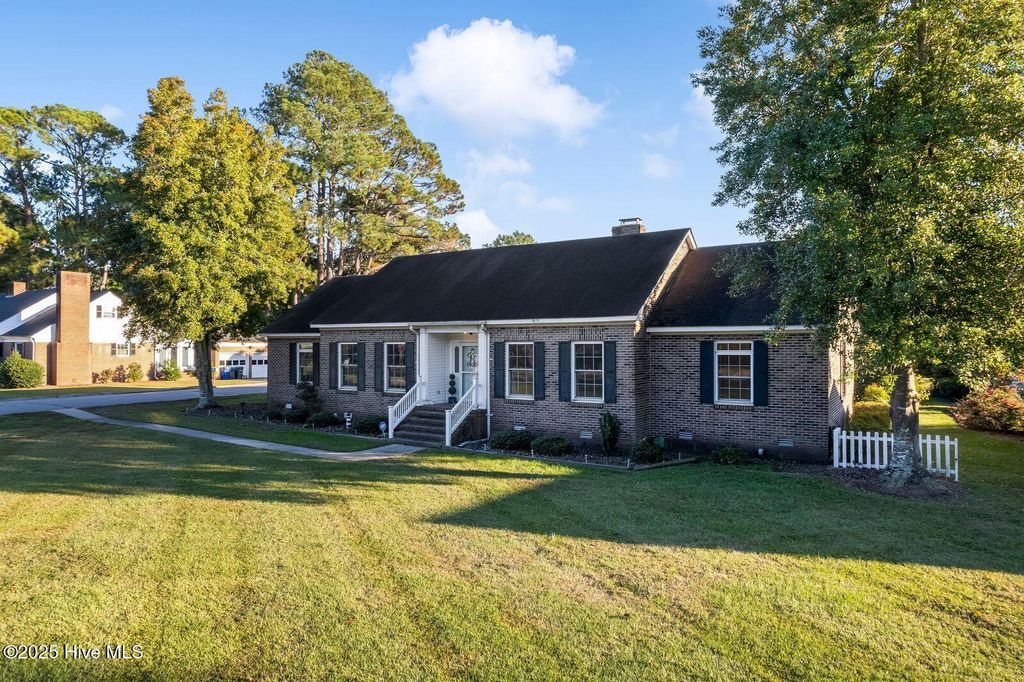 Photo of 1101 W Queen Street, Edenton, NC 27932 (MLS # 100536990)