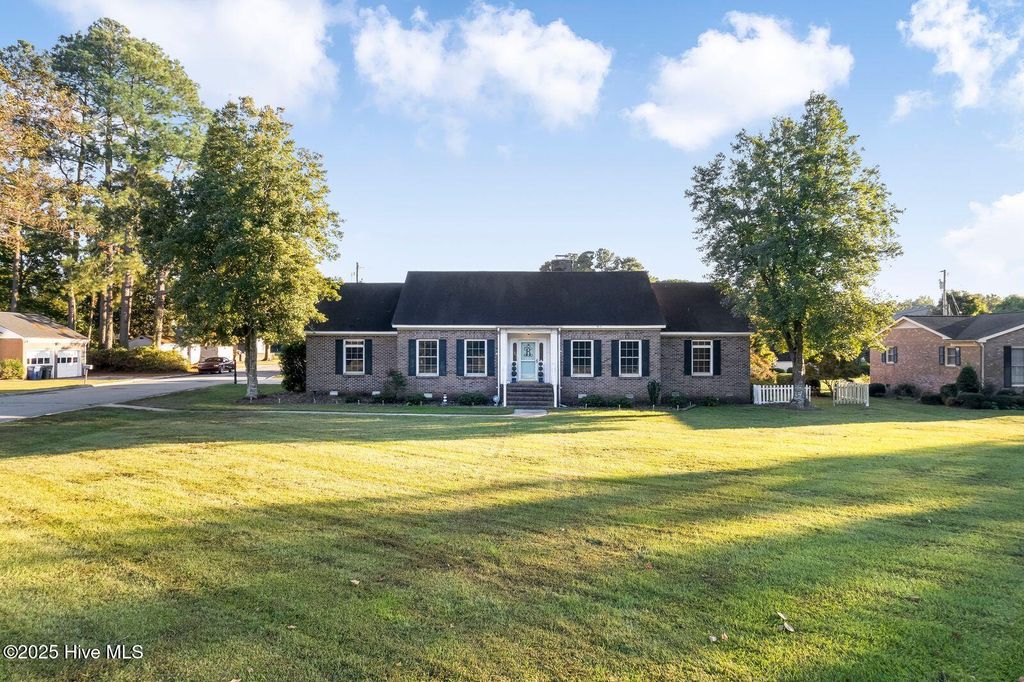 Photo of 1101 W Queen Street, Edenton, NC 27932 (MLS # 100536990)