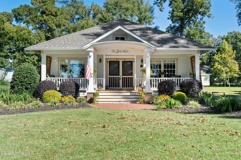 Photo of 204 Lake Shore Drive, Lake Waccamaw, NC 28450 (MLS # 100538504)