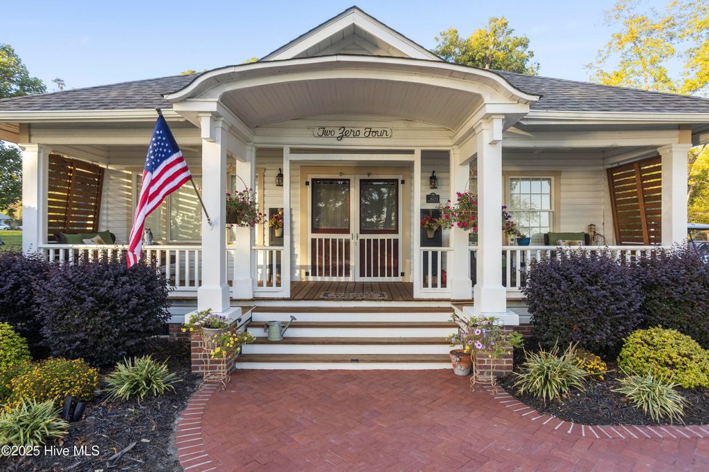 Photo of 204 Lake Shore Drive, Lake Waccamaw, NC 28450 (MLS # 100538504)