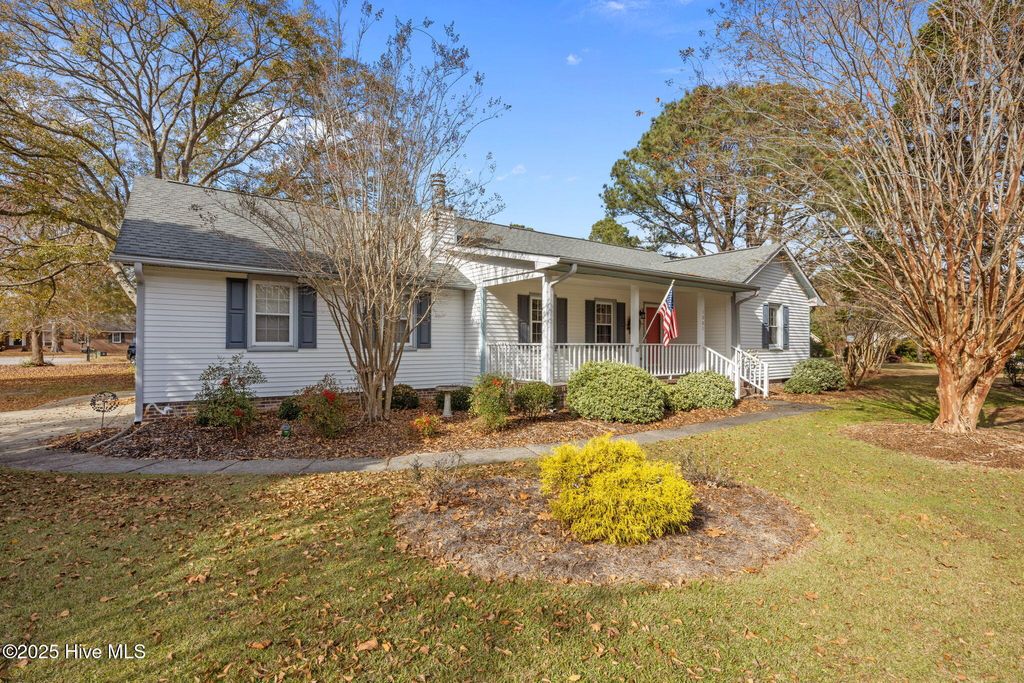 Photo of 1001 Briarhill Court, New Bern, NC 28562 (MLS # 100543113)