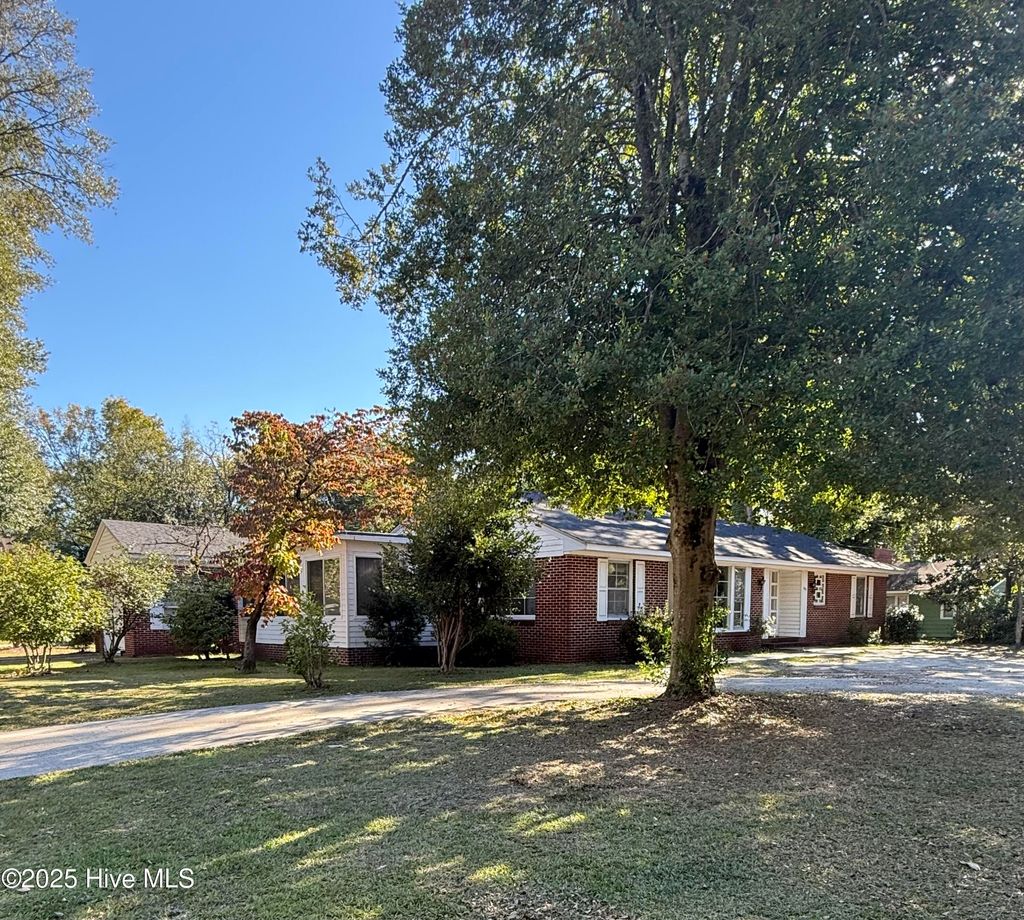 Photo of 401 Marlboro Street, Hamlet, NC 28345 (MLS # 100536551)
