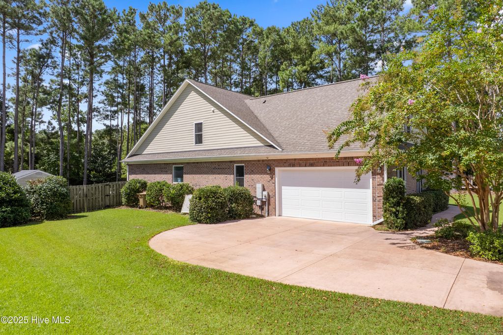 Photo of 330 Crown Pointe Drive, Hampstead, NC 28443 (MLS # 100527711)