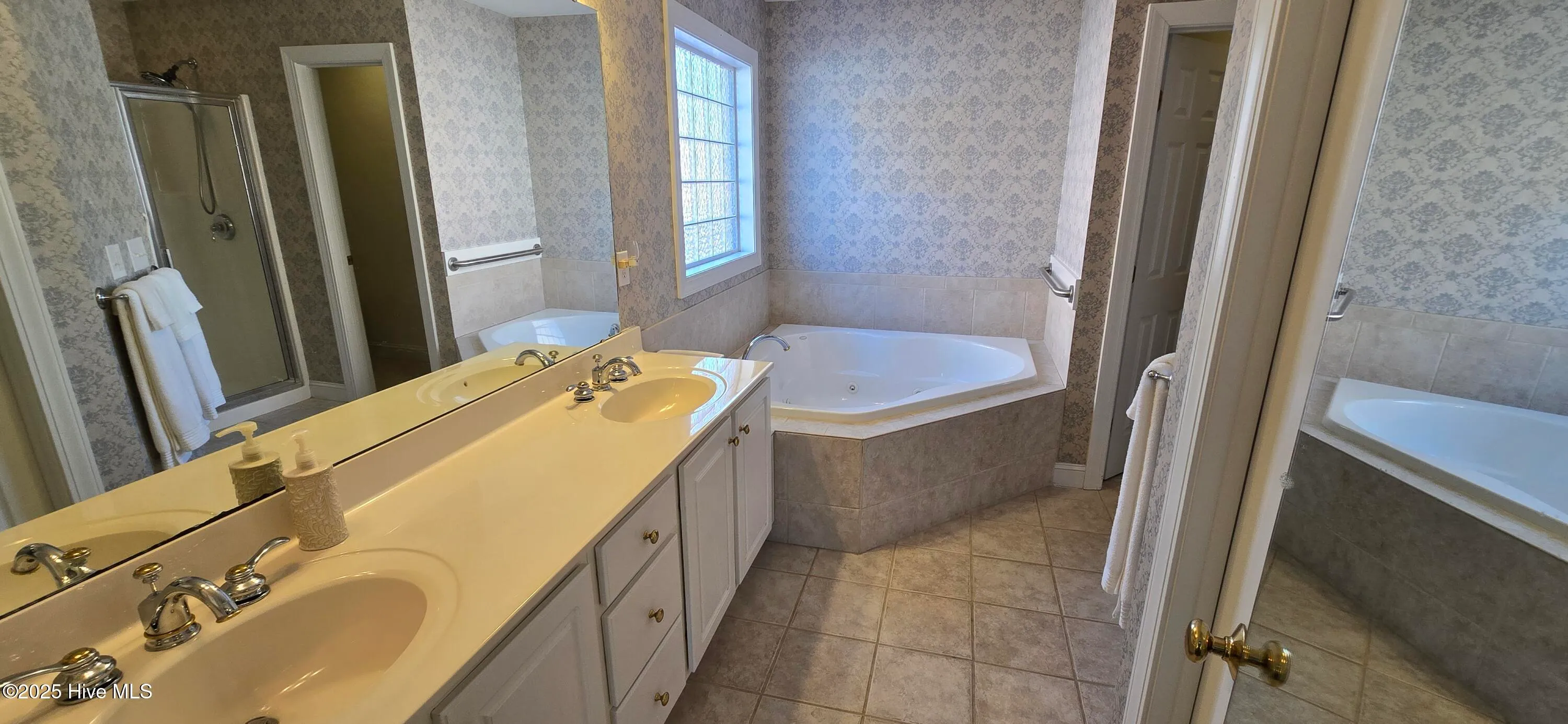 Greenville, North Carolina 27834, United States, 3 Bedrooms Bedrooms, ,2 BathroomsBathrooms,Residential,Active,3393