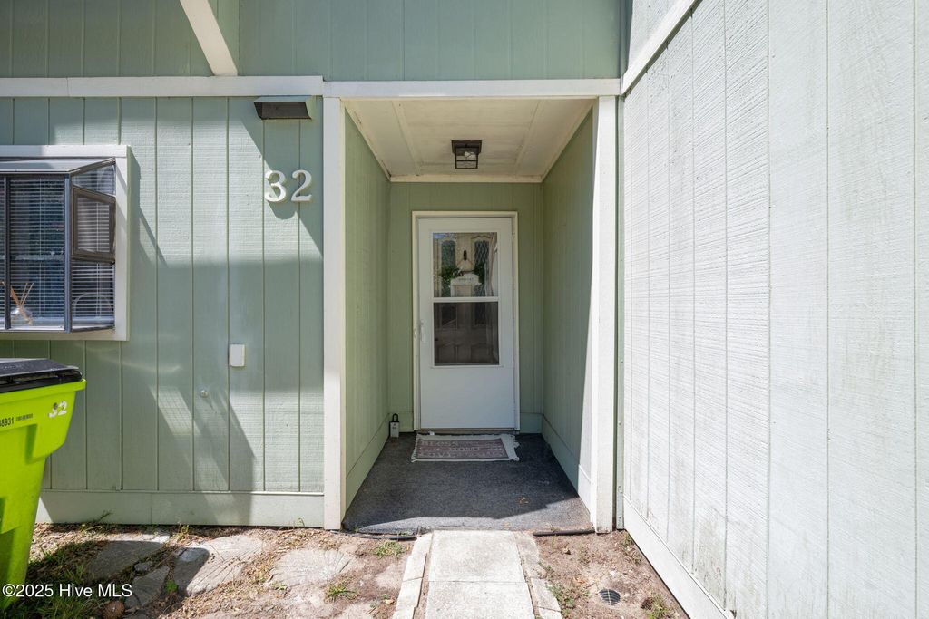 Photo of 32 Quarterdeck Townes, New Bern, NC 28562 (MLS # 100529101)