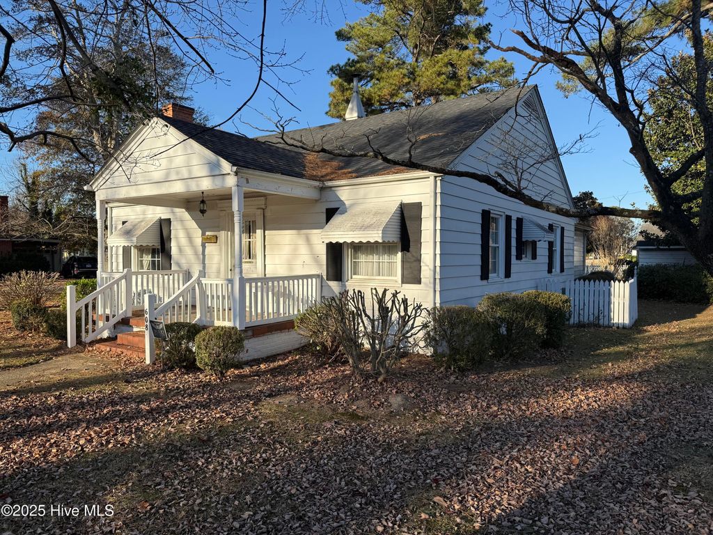 Photo of 608 W Parrish Drive, Benson, NC 27504 (MLS # 100544150)