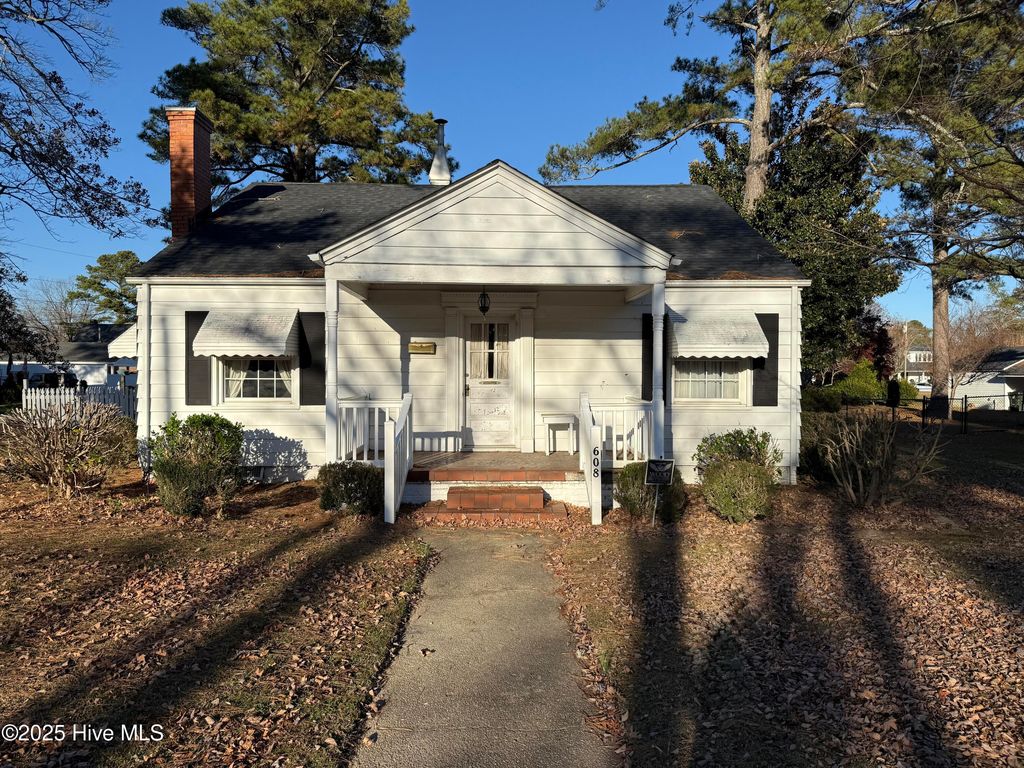 Photo of 608 W Parrish Drive, Benson, NC 27504 (MLS # 100544150)