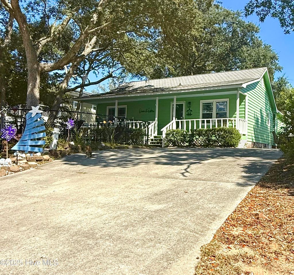 Photo of 314 NE 39th Street, Oak Island, NC 28465 (MLS # 100532299)