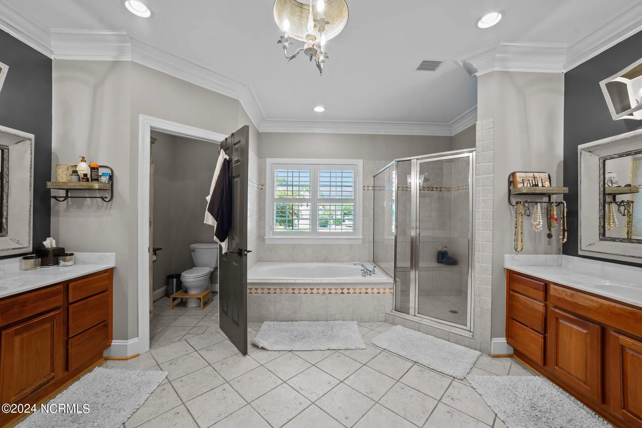 Greenville, North Carolina 27858, United States, 5 Bedrooms Bedrooms, ,5 BathroomsBathrooms,Residential,Pending,79812