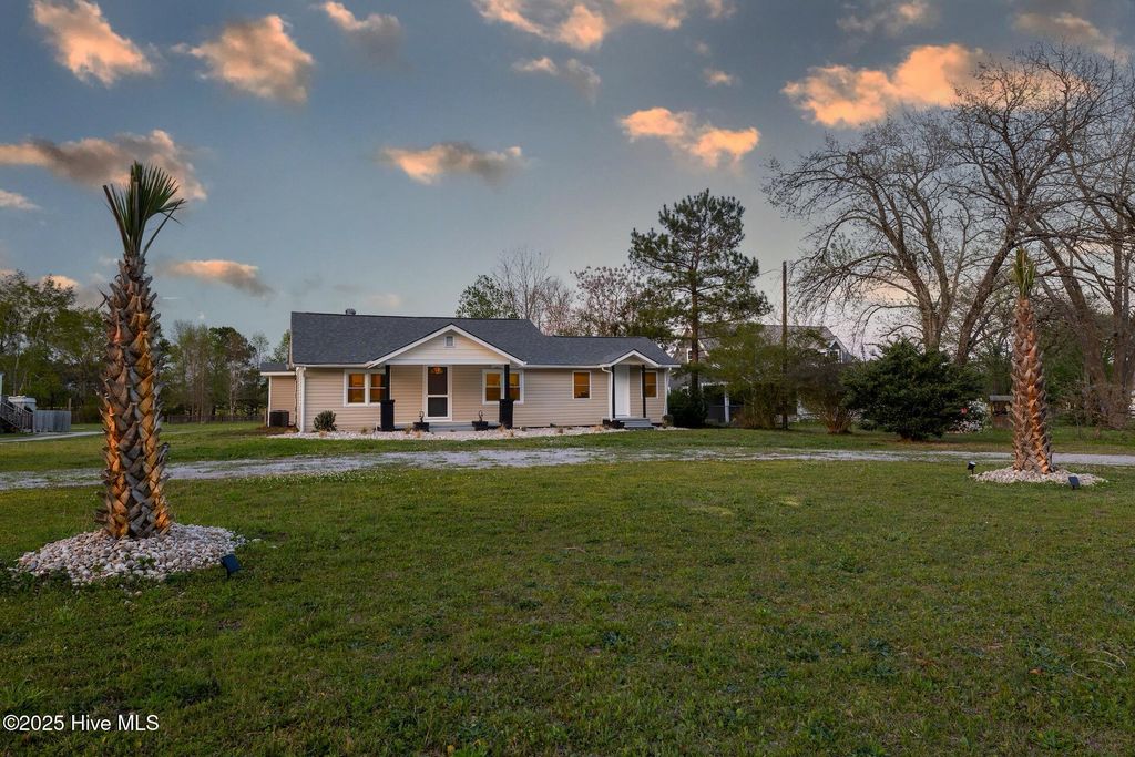 Photo of 588 Nine Foot Road, Newport, NC 28570 (MLS # 100536065)
