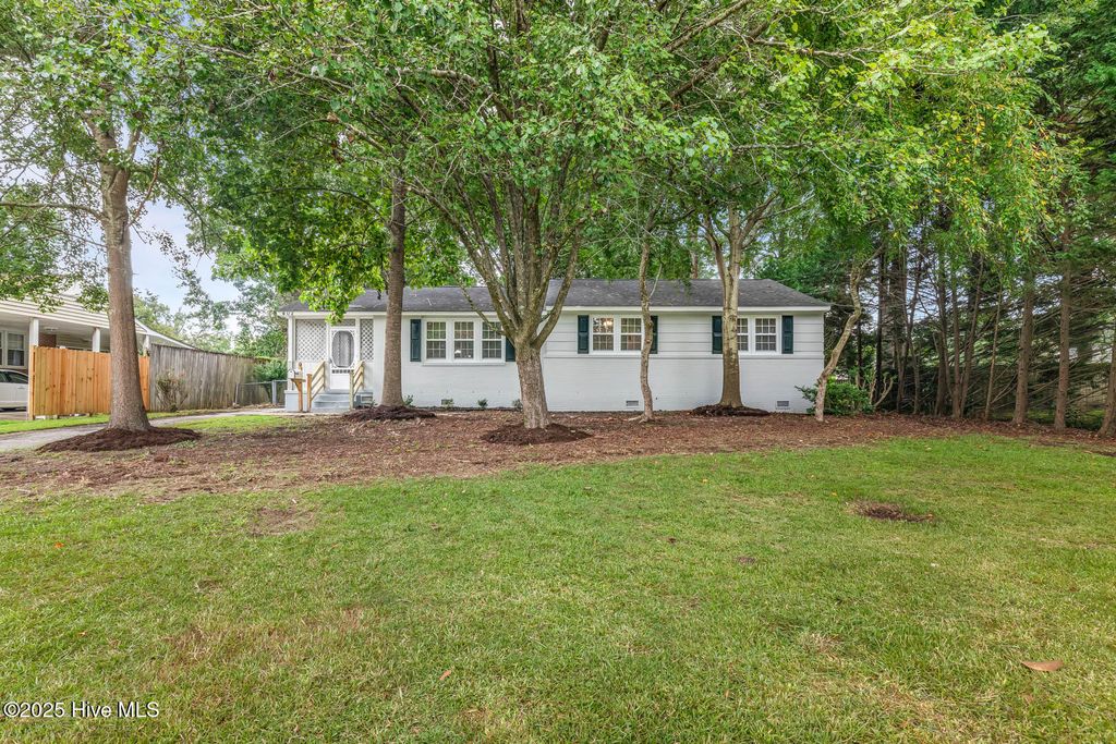 Photo of 402 Cheyenne Road, Jacksonville, NC 28540 (MLS # 100526700)